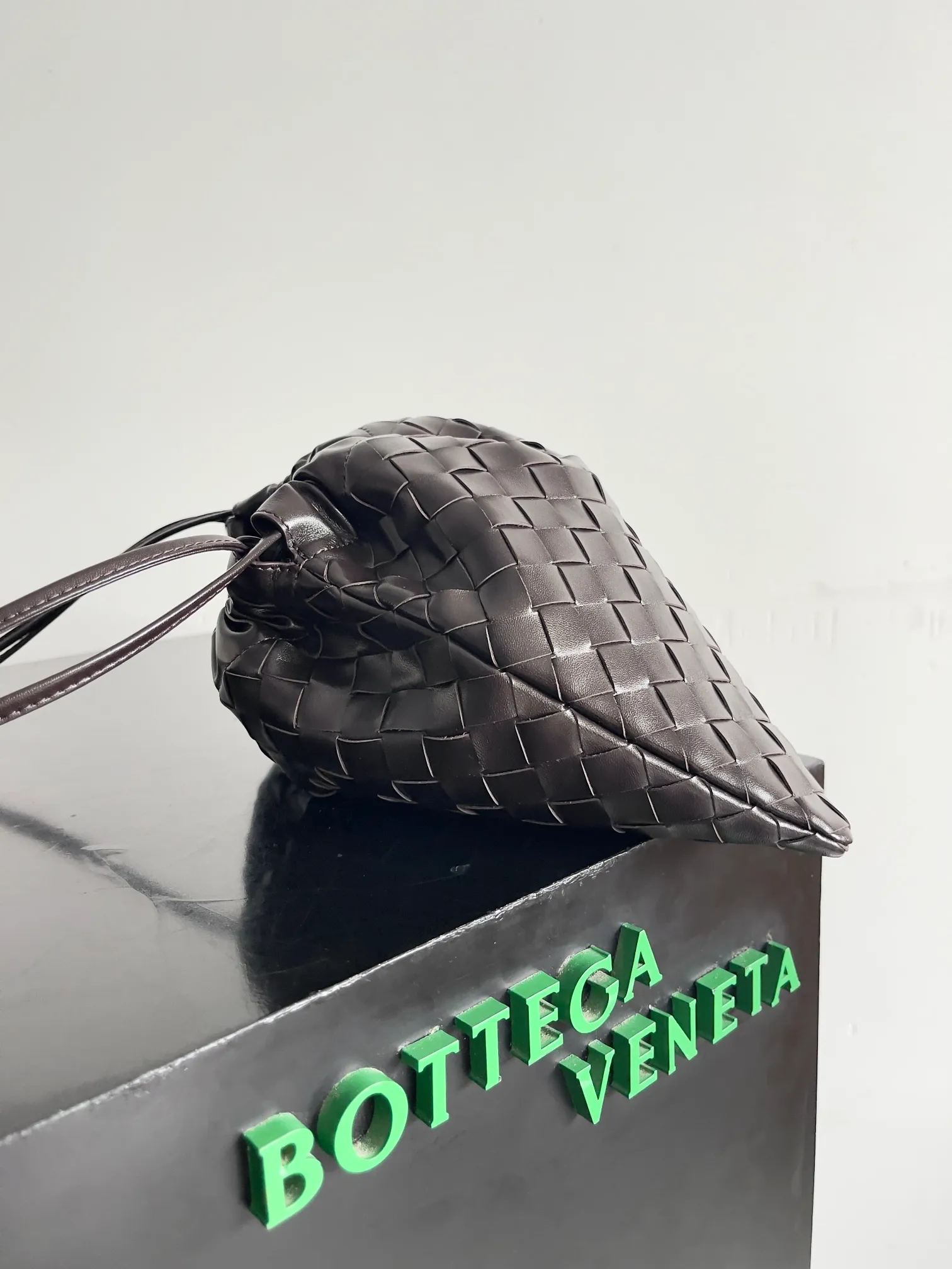 Batch 1560 Armpit bags have become a fashionable item that every girl has in their hands in recent years🛍️. The elegant and simple style has won the love of many people of different ages. However, there is an unavoidable trouble with armpit bags, that is, the capacity is too small, and BOTTEGA VENETA’s new Dustbag Considering people's travel needs, the capacity of garbage bags has been greatly upgraded. Folding umbrellas, water cups, and girls' makeup powder and lipstick can all be accommodated. It is very light and resistant to dirt. Even if you have a lot of things when traveling, it can reduce the burden to a certain extent. The shoulder straps are buckled and can be changed at will. It can be used for hand holding or as the liner of a large bag. After the drawstring is drawn, it looks like a cloud bag. It is very suitable for concave styling when traveling in summer🙋🏻‍♀️ Style number: 796728 Size: 32*23*1cm